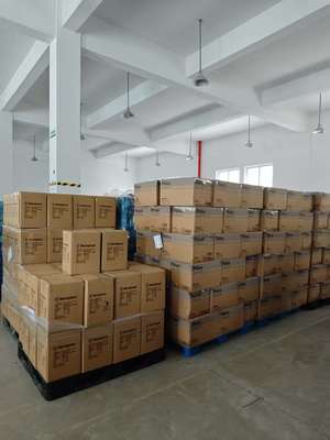 Κεραμικό κουλουράκι μαλλιών με βαρέλι 25mm 1 έτος εγγύηση και τάση 110-240V για ομαλά γυαλιστερά κουλουράκια